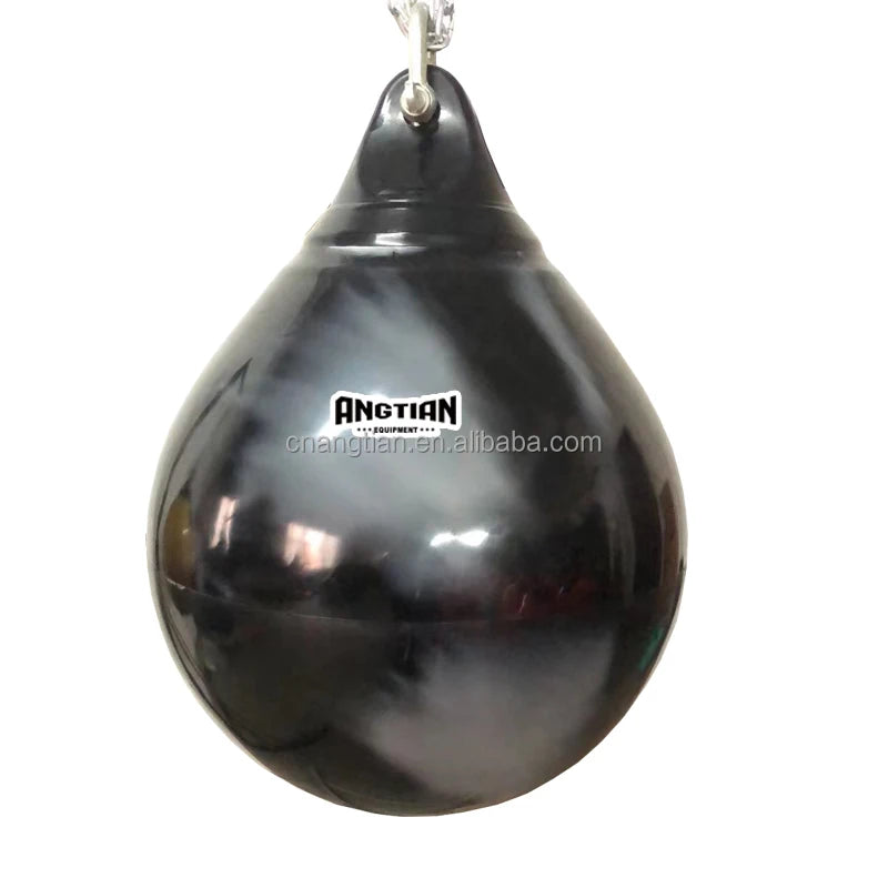 Équipement de salle de boxe pour l'entraînement quotidien : sac de frappe à eau lourd.